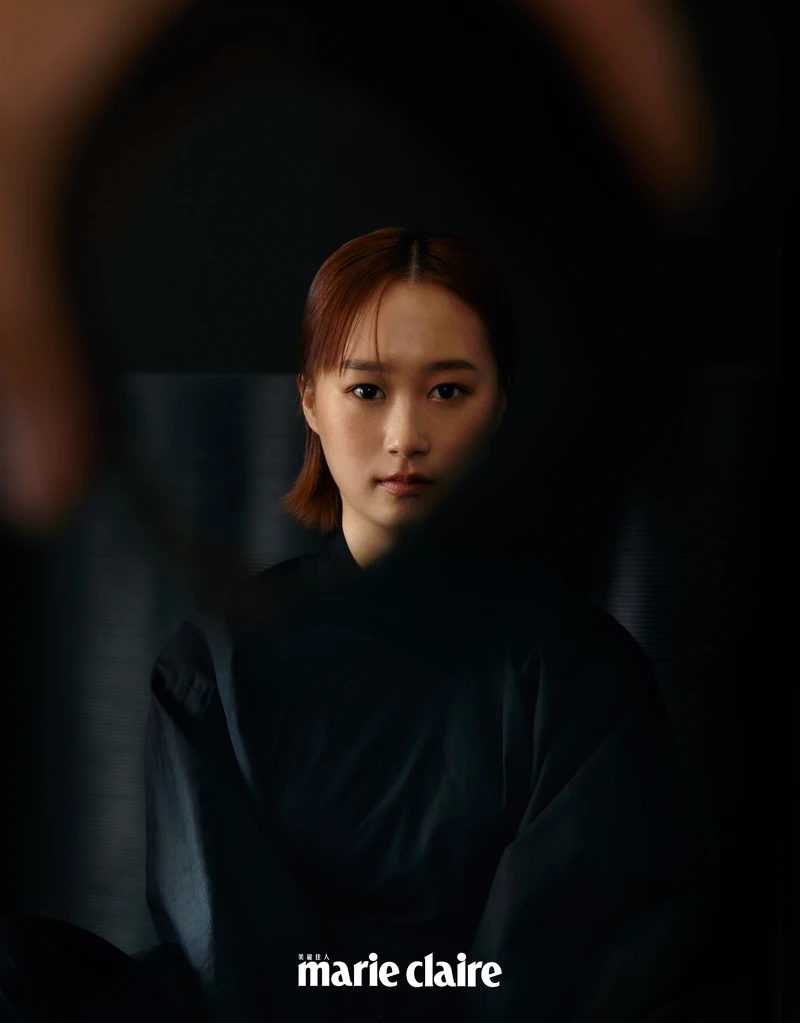 黑色短版上衣、長褲,agnes b.;黑色鑽飾高跟涼鞋,Manolo Blahnik。 黑色短版上衣、長褲,agnes b.;黑色鑽飾高跟涼鞋,Manolo Blahnik。