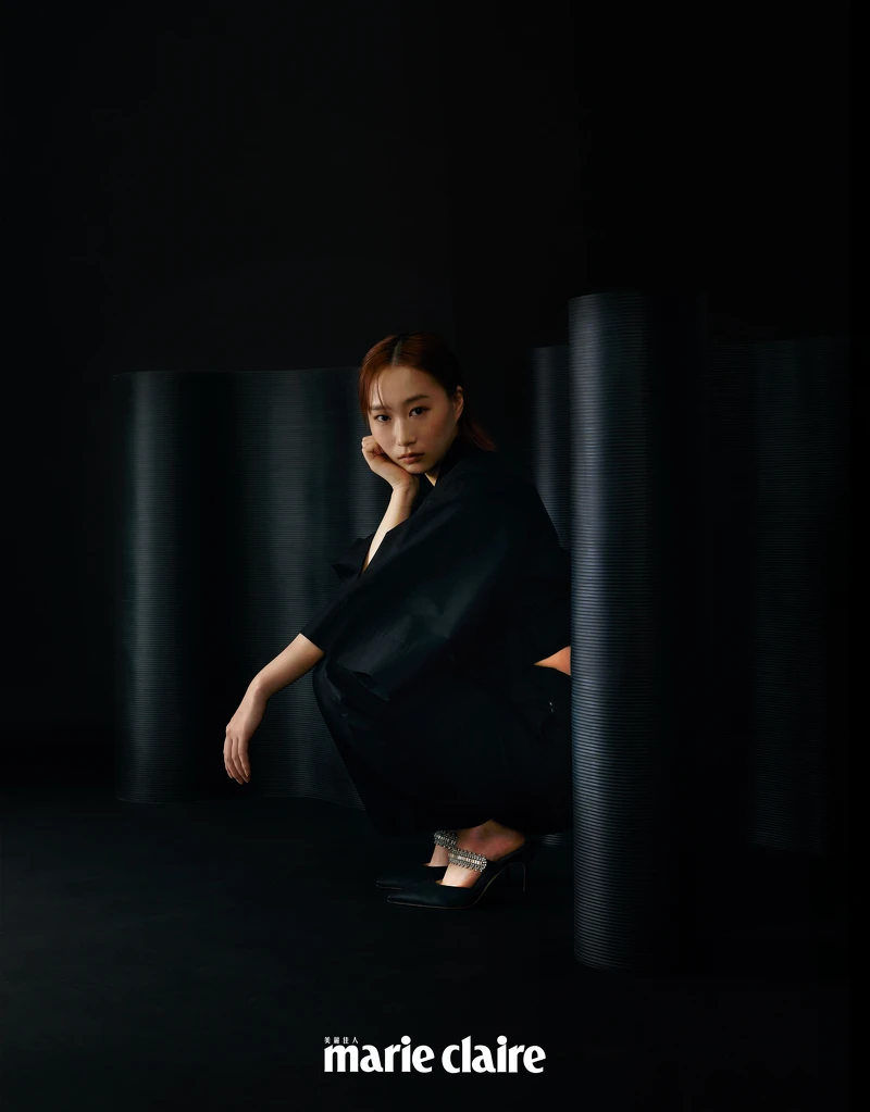 黑色短版上衣、長褲,agnes b.;黑色鑽飾高跟涼鞋,Manolo Blahnik。 黑色短版上衣、長褲,agnes b.;黑色鑽飾高跟涼鞋,Manolo Blahnik。