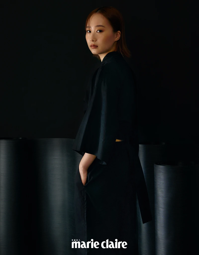 黑色短版上衣、長褲,agnes b.;黑色鑽飾高跟涼鞋,Manolo Blahnik。 黑色短版上衣、長褲,agnes b.;黑色鑽飾高跟涼鞋,Manolo Blahnik。