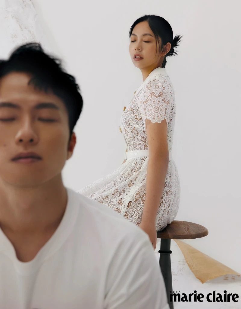 白色T恤，AllSaints；米色西裝褲，Brunello Cucinelli。；白色蕾絲洋裝，Self-Portrait。