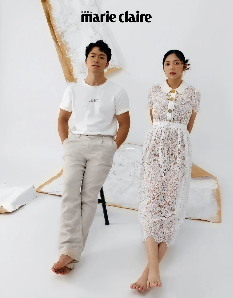白色T恤，AllSaints；米色西裝褲，Brunello Cucinelli。；白色蕾絲洋裝，Self-Portrait。