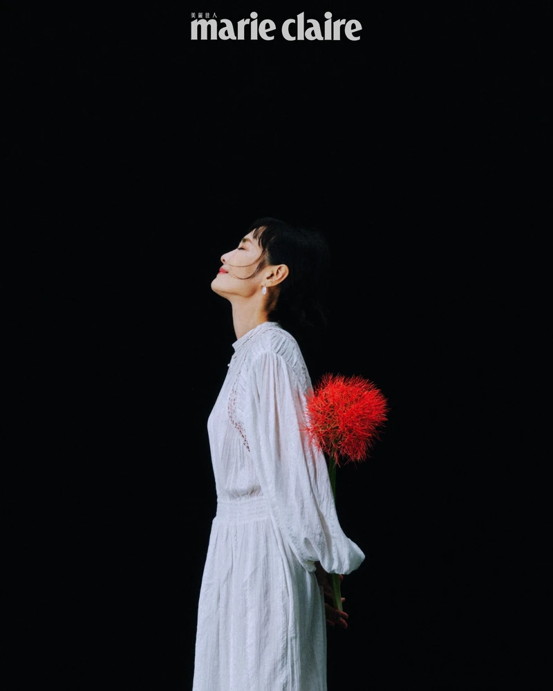 白色蕾絲洋裝，Isabel Marant；寶石耳環、珍珠項鍊、金屬項鍊、寶石項鍊，all by agete。