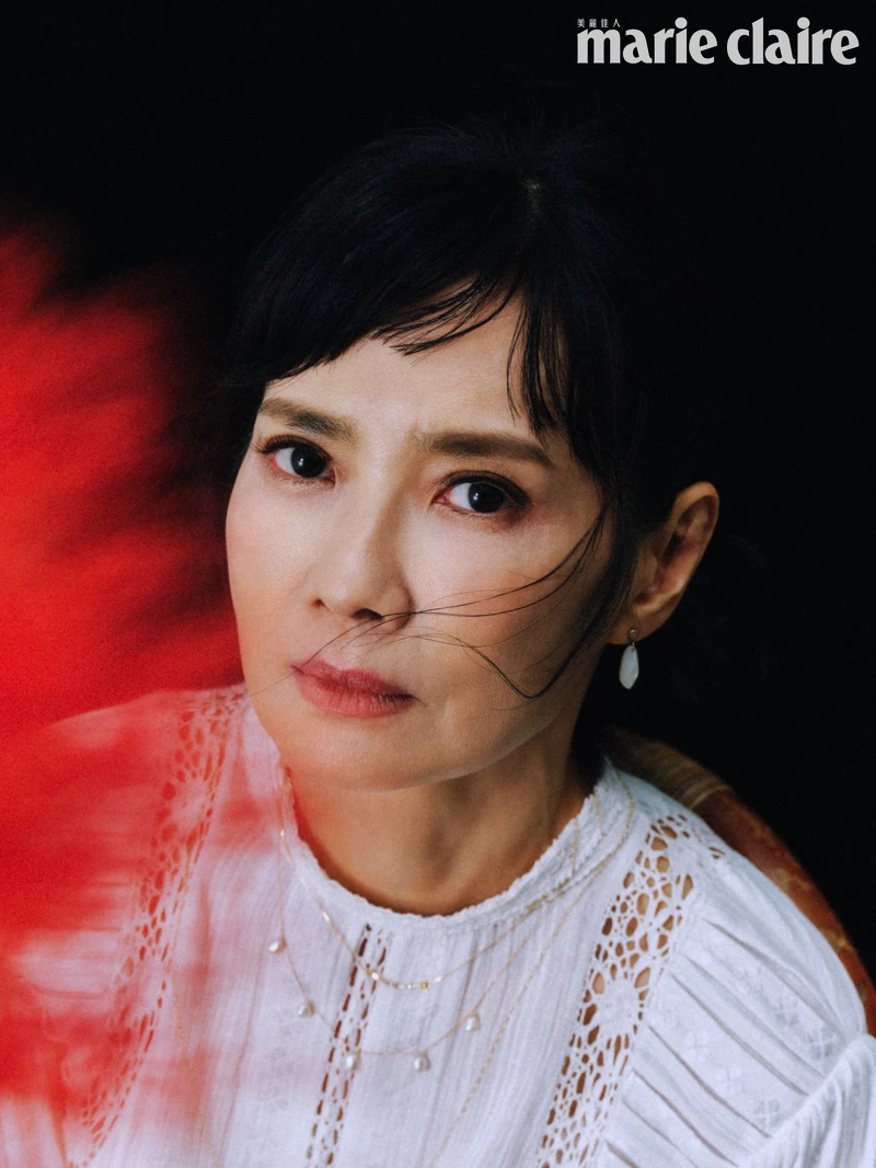 白色蕾絲洋裝，Isabel Marant；寶石耳環、珍珠項鍊、金屬項鍊、寶石項鍊，all by agete。