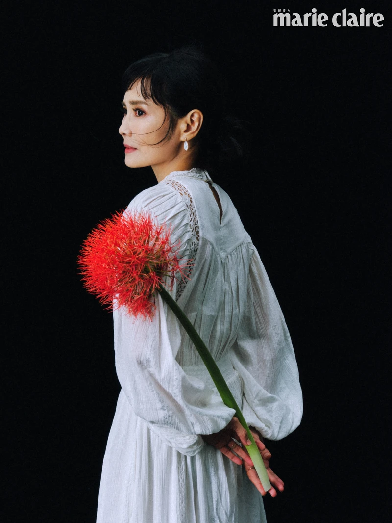 白色蕾絲洋裝，Isabel Marant；寶石耳環、珍珠項鍊、金屬項鍊、寶石項鍊，all by agete。