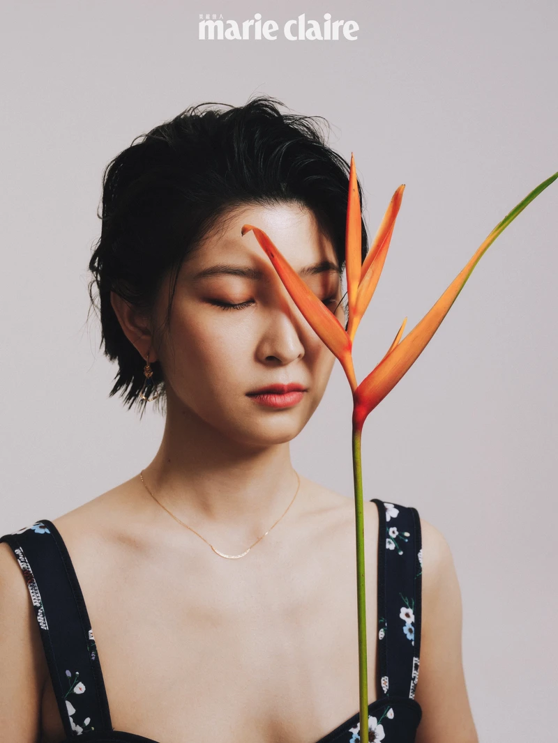 花卉圖案短版上衣,Self-Portrait;三件式組合垂墜耳環、項鍊,both by agete。 花卉圖案短版上衣,Self-Portrait;三件式組合垂墜耳環、項鍊,both by agete。