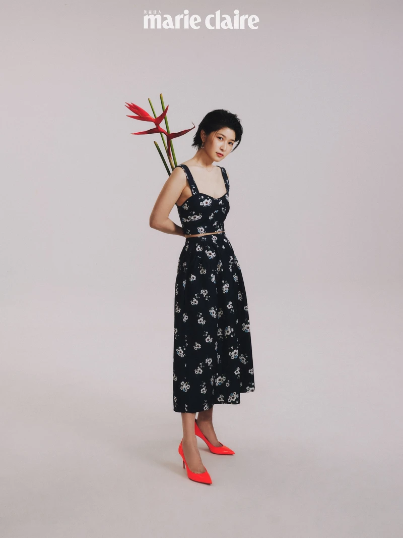 花卉圖案短版上衣、長裙,both by Self-Portrait;三件式組合垂墜耳環、項鍊,both by agete;橘紅色高跟鞋,Christian Louboutin。 花卉圖案短版上衣、長裙,both by Self-Portrait;三件式組合垂墜耳環、項鍊,both by agete;橘紅色高跟鞋,Christian Louboutin。