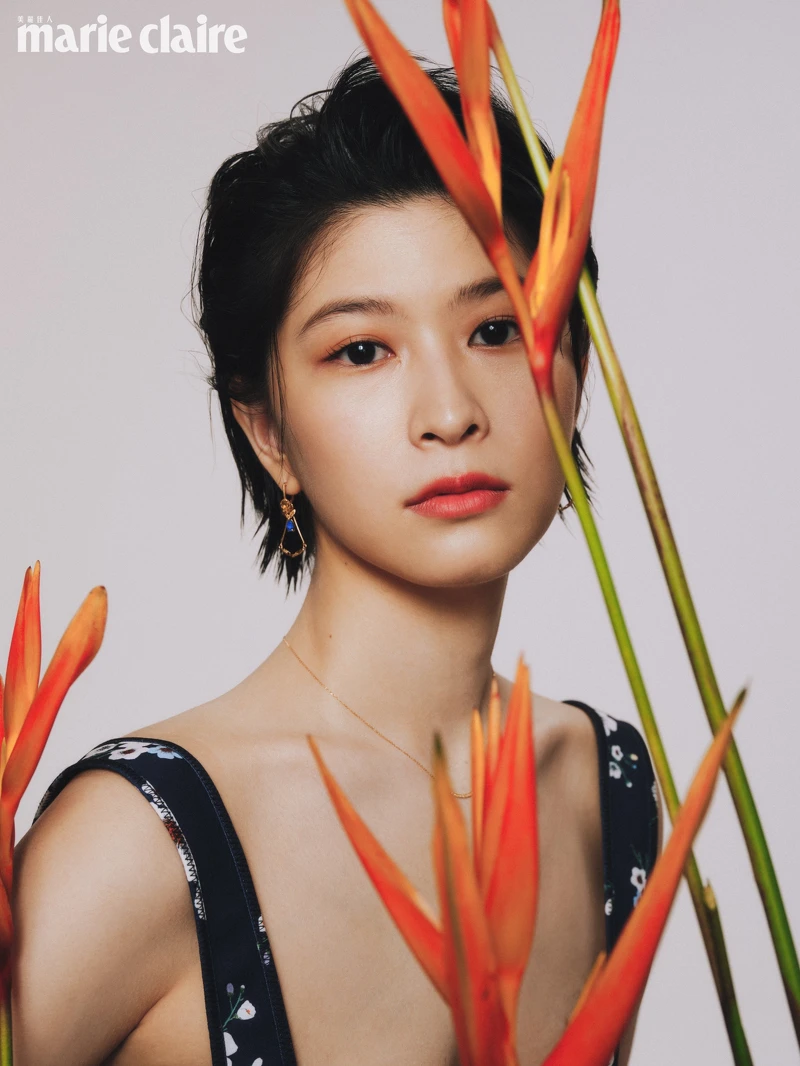 花卉圖案短版上衣,Self-Portrait;三件式組合垂墜耳環、項鍊,both by agete。 花卉圖案短版上衣,Self-Portrait;三件式組合垂墜耳環、項鍊,both by agete。