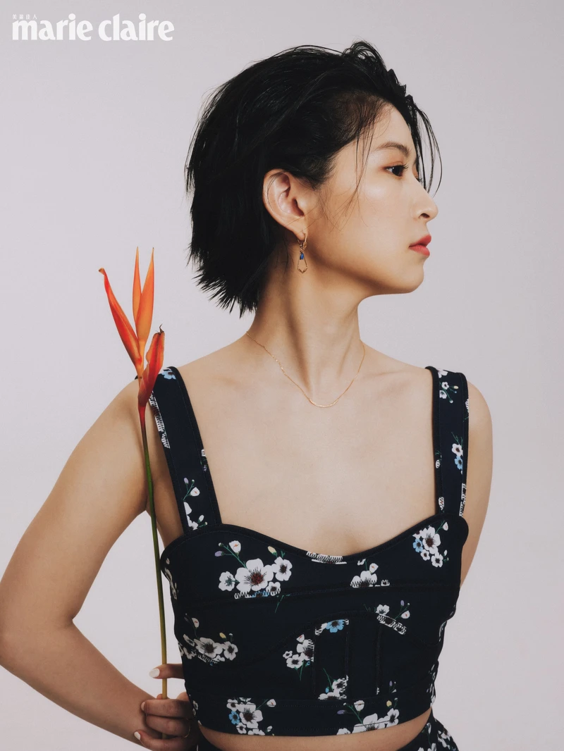 花卉圖案短版上衣,Self-Portrait;三件式組合垂墜耳環、項鍊,both by agete。 花卉圖案短版上衣,Self-Portrait;三件式組合垂墜耳環、項鍊,both by agete。