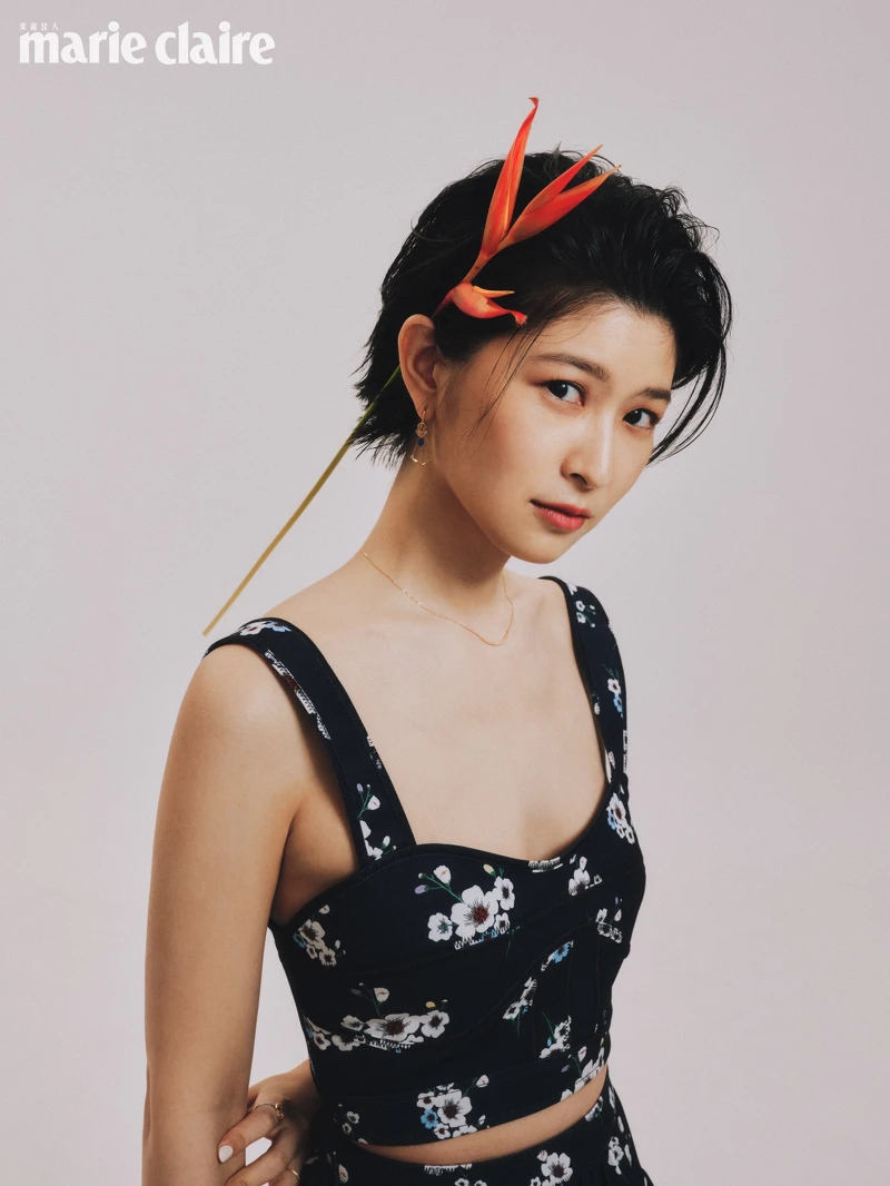 花卉圖案短版上衣,Self-Portrait;三件式組合垂墜耳環、項鍊,both by agete。 花卉圖案短版上衣,Self-Portrait;三件式組合垂墜耳環、項鍊,both by agete。