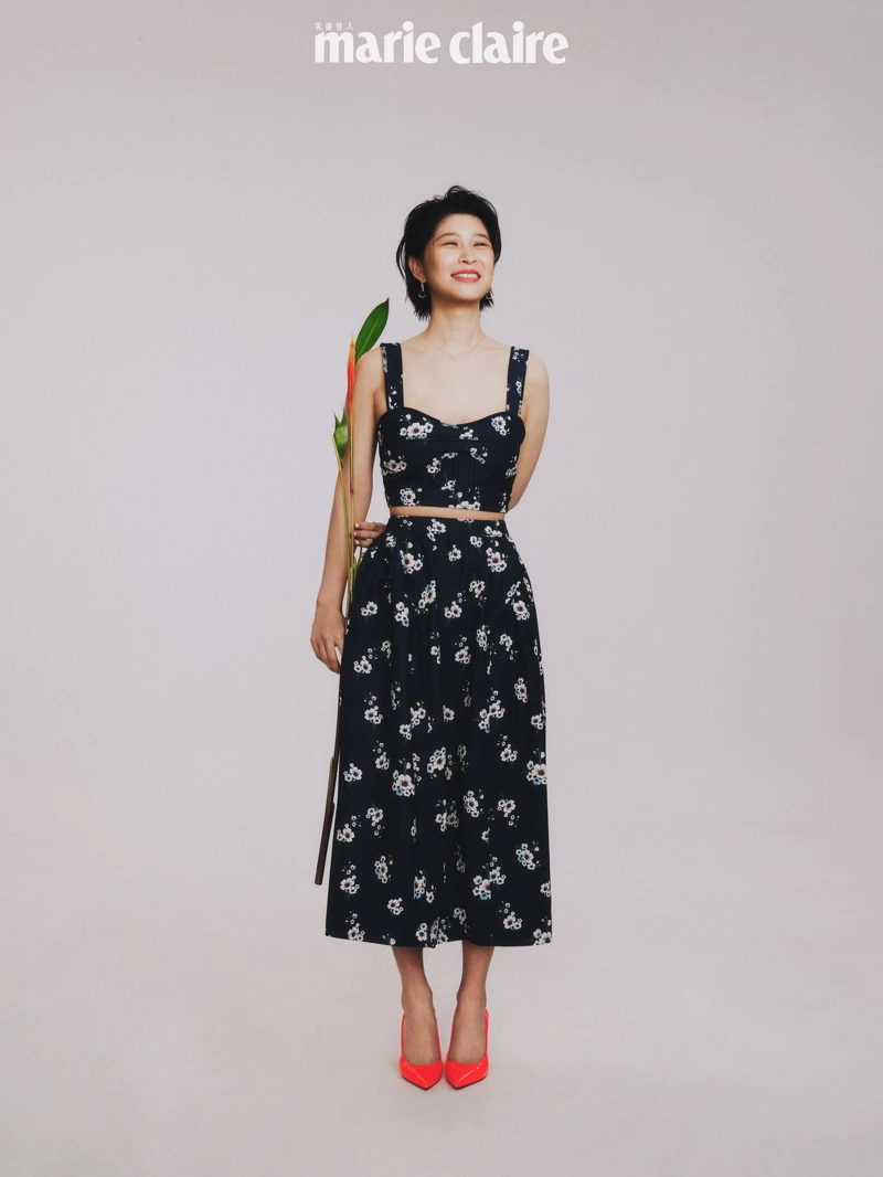 花卉圖案短版上衣、長裙,both by Self-Portrait;三件式組合垂墜耳環、項鍊,both by agete;橘紅色高跟鞋,Christian Louboutin。 花卉圖案短版上衣、長裙,both by Self-Portrait;三件式組合垂墜耳環、項鍊,both by agete;橘紅色高跟鞋,Christian Louboutin。