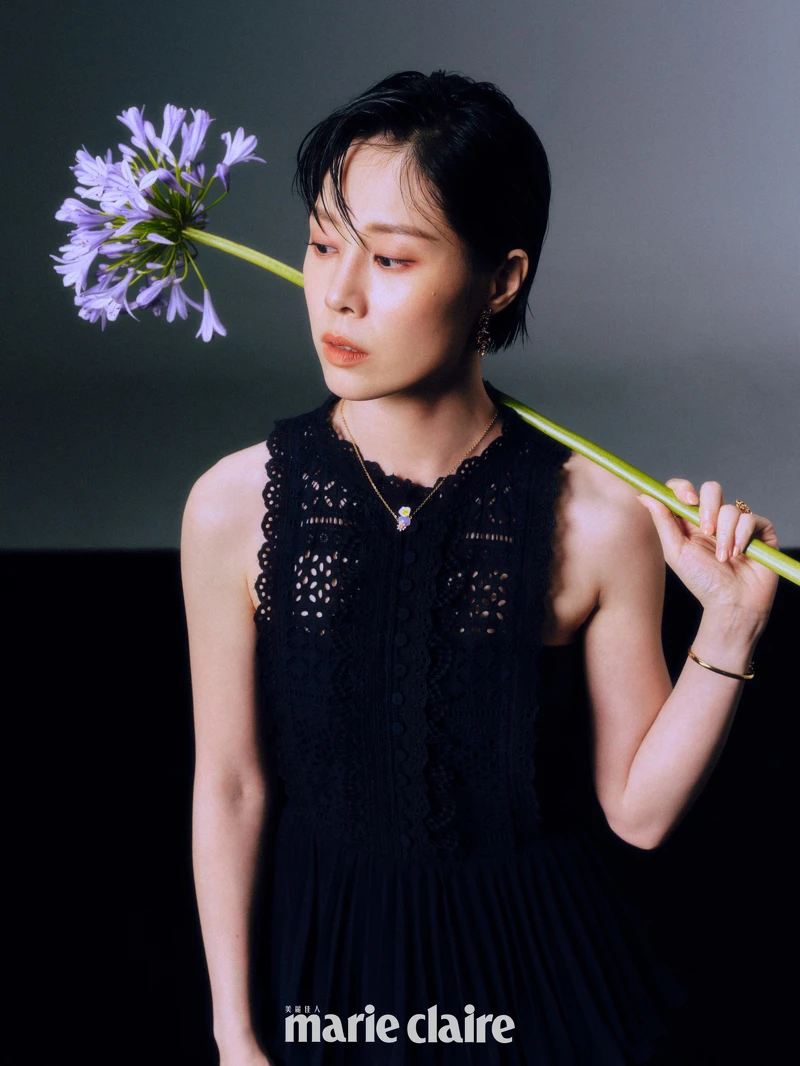 深藍色紗裙洋裝，self-portrait；琥珀色寶石手環、琥珀色寶石戒指、琥珀色耳墜、調色盤戒指，all by Les Néréides。