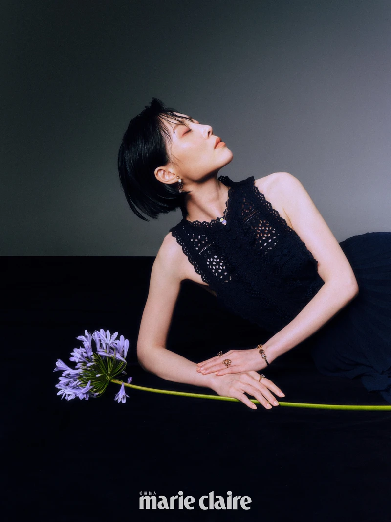 深藍色紗裙洋裝，self-portrait；琥珀色寶石手環、琥珀色寶石戒指、琥珀色耳墜、調色盤戒指，all by Les Néréides。