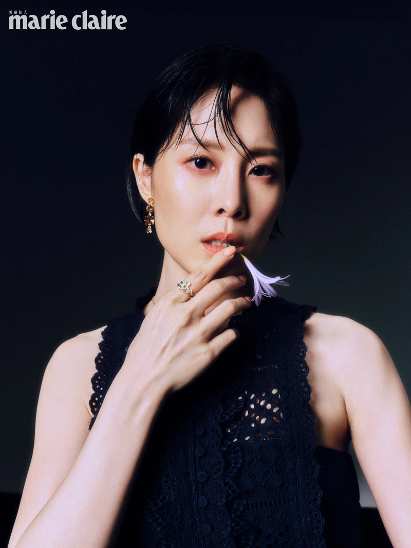 深藍色紗裙洋裝，self-portrait；琥珀色寶石手環、琥珀色寶石戒指、琥珀色耳墜、調色盤戒指，all by Les Néréides。