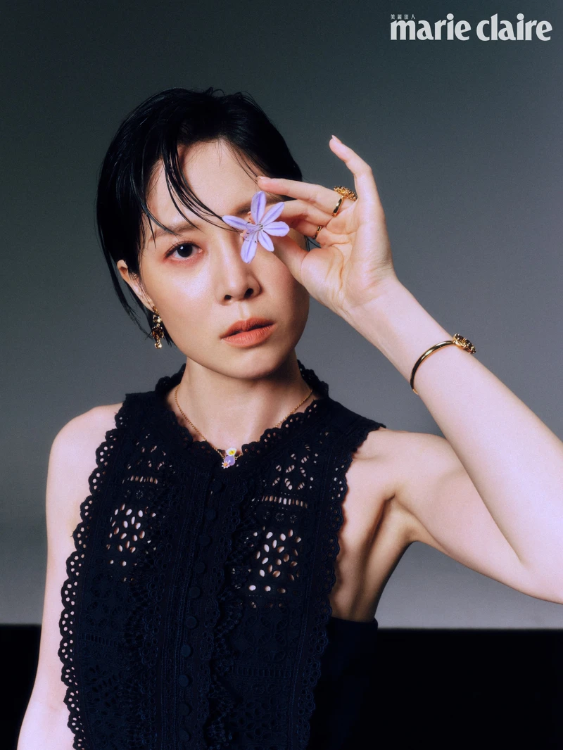 深藍色紗裙洋裝，self-portrait；琥珀色寶石手環、琥珀色寶石戒指、琥珀色耳墜、調色盤戒指，all by Les Néréides。