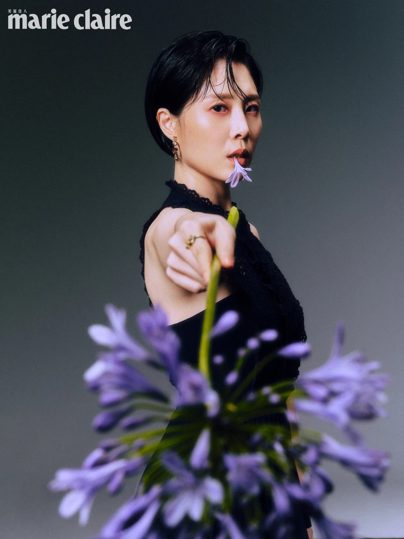 深藍色紗裙洋裝，self-portrait；琥珀色寶石手環、琥珀色寶石戒指、琥珀色耳墜、調色盤戒指，all by Les Néréides。