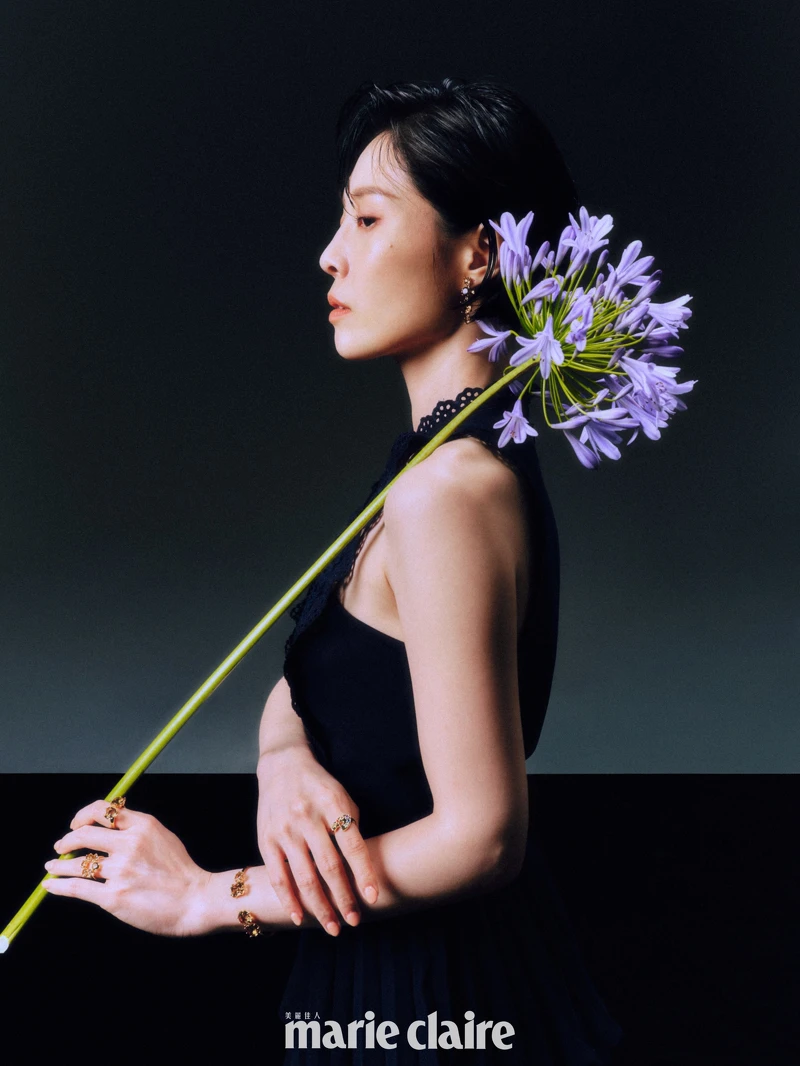 深藍色紗裙洋裝，self-portrait；琥珀色寶石手環、琥珀色寶石戒指、琥珀色耳墜、調色盤戒指，all by Les Néréides。