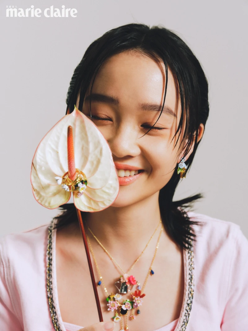 粉色短版外套、粉色背心,both by self-portrait;花朵耳環、花朵戒指、花朵項鍊,all by Les Néréides。 粉色短版外套、粉色背心,both by self-portrait;花朵耳環、花朵戒指、花朵項鍊,all by Les Néréides。