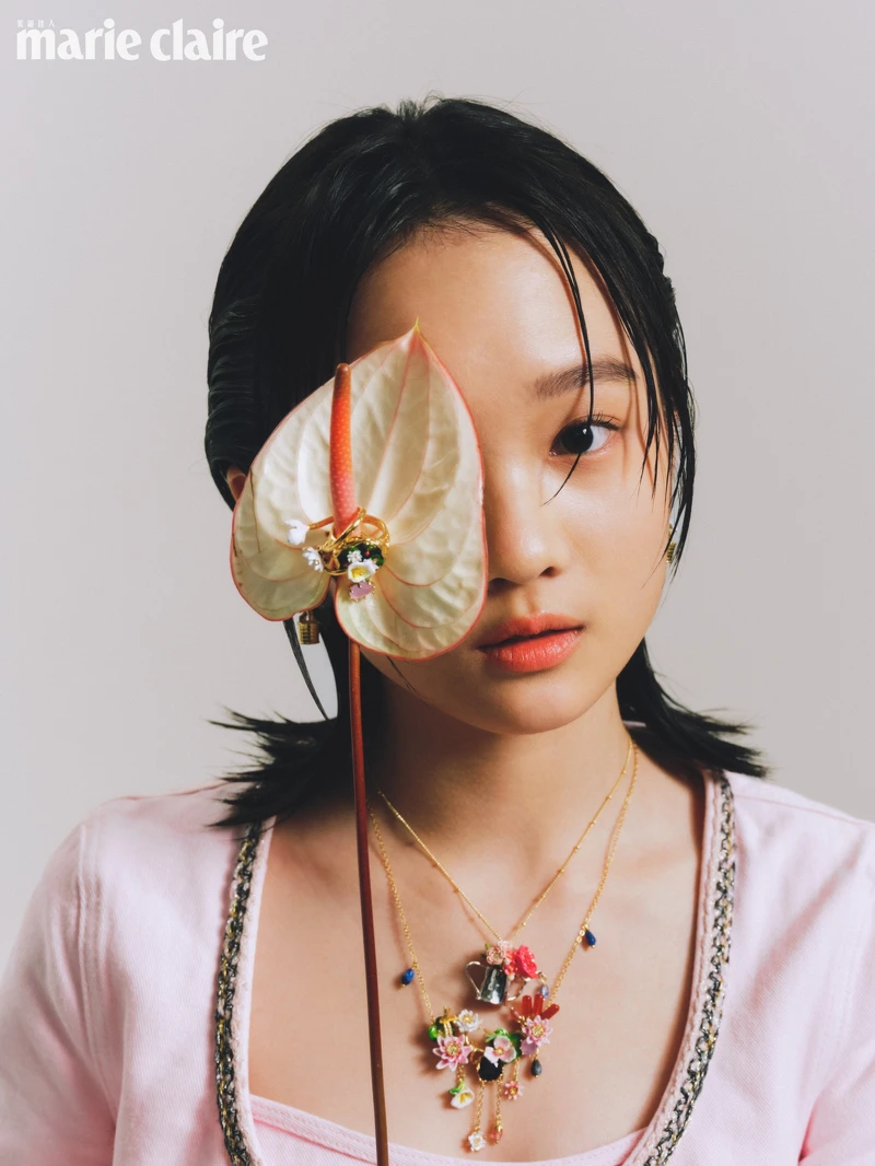 粉色短版外套、粉色背心,both by self-portrait;花朵耳環、花朵戒指、花朵項鍊,all by Les Néréides。 粉色短版外套、粉色背心,both by self-portrait;花朵耳環、花朵戒指、花朵項鍊,all by Les Néréides。