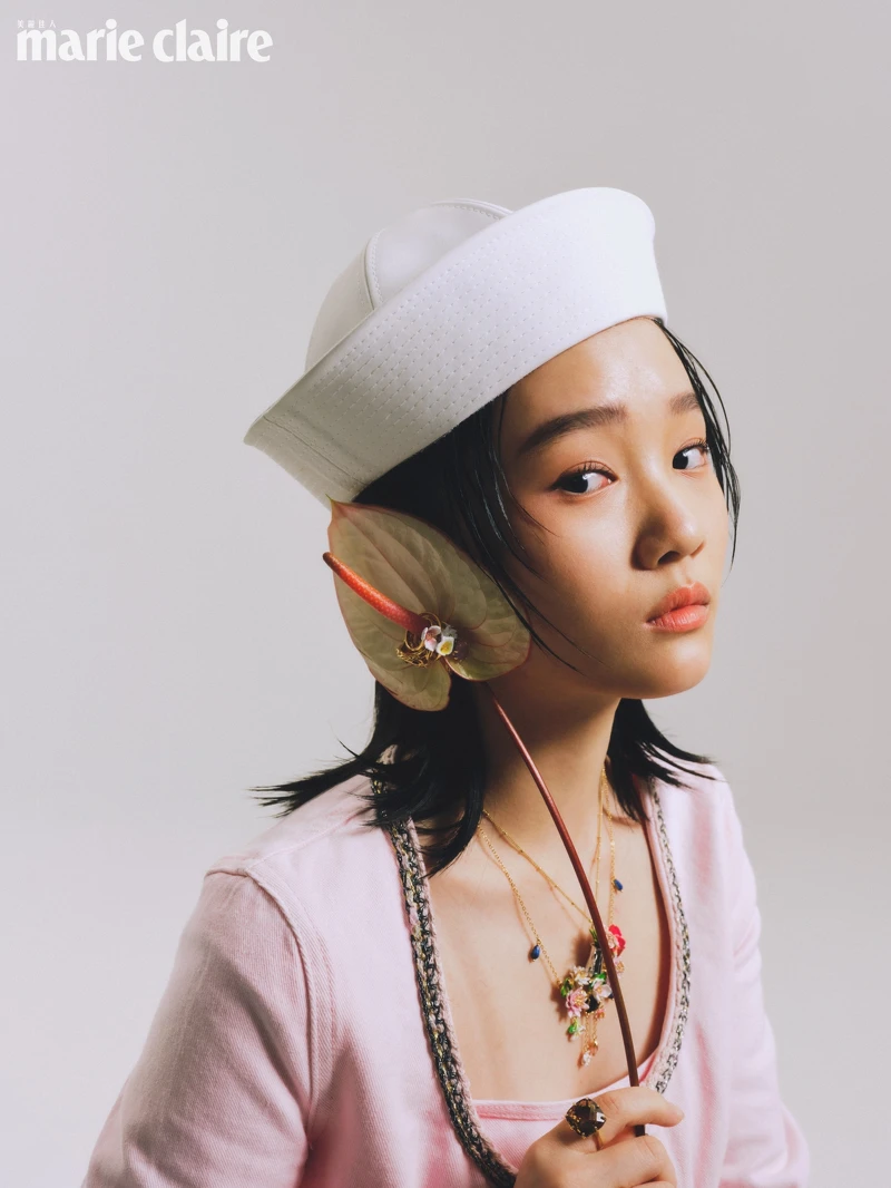 粉色短版外套、粉色背心,both by self-portrait;花朵耳環、花朵戒指、花朵項鍊,all by Les Néréides。 粉色短版外套、粉色背心,both by self-portrait;花朵耳環、花朵戒指、花朵項鍊,all by Les Néréides。