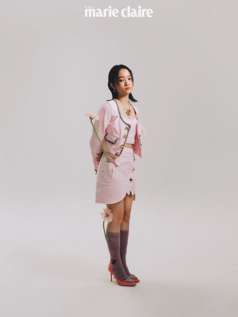 粉色短版外套、粉色短裙,both by self-portrait;花朵耳環、琥珀色戒指、花朵手環,all by Les Néréides;粉色鑽飾高跟鞋,Manolo Blahnik。 粉色短版外套、粉色短裙,both by self-portrait;花朵耳環、琥珀色戒指、花朵手環,all by Les Néréides;粉色鑽飾高跟鞋,Manolo Blahnik。