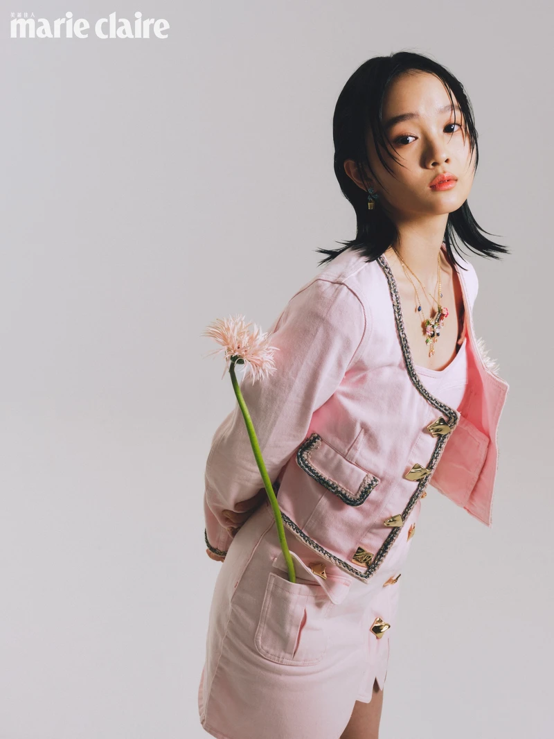 粉色短版外套、粉色短裙,both by self-portrait;花朵耳環、琥珀色戒指、花朵手環,all by Les Néréides。 粉色短版外套、粉色短裙,both by self-portrait;花朵耳環、琥珀色戒指、花朵手環,all by Les Néréides。