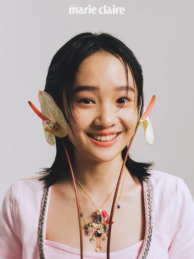 粉色短版外套、粉色背心,both by self-portrait;花朵耳環、花朵戒指、花朵項鍊,all by Les Néréides。 粉色短版外套、粉色背心,both by self-portrait;花朵耳環、花朵戒指、花朵項鍊,all by Les Néréides。