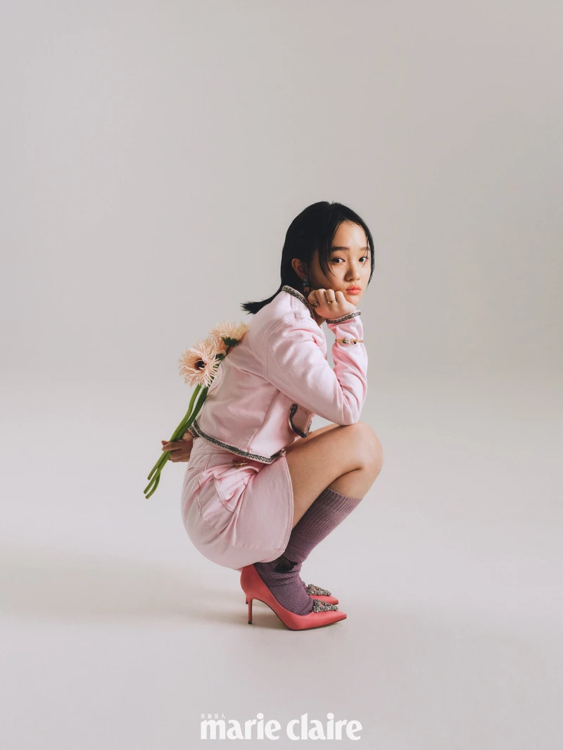 粉色短版外套、粉色短裙,both by self-portrait;花朵耳環、琥珀色戒指、花朵手環,all by Les Néréides;粉色鑽飾高跟鞋,Manolo Blahnik。 粉色短版外套、粉色短裙,both by self-portrait;花朵耳環、琥珀色戒指、花朵手環,all by Les Néréides;粉色鑽飾高跟鞋,Manolo Blahnik。