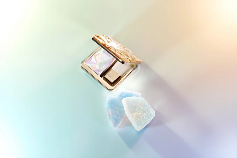 肌膚之鑰精質光耀幻妍餅情境圖。 肌膚之鑰精質光耀幻妍餅情境圖。