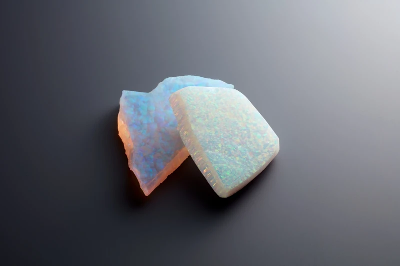 珍貴蛋白石粉末。 珍貴蛋白石粉末。