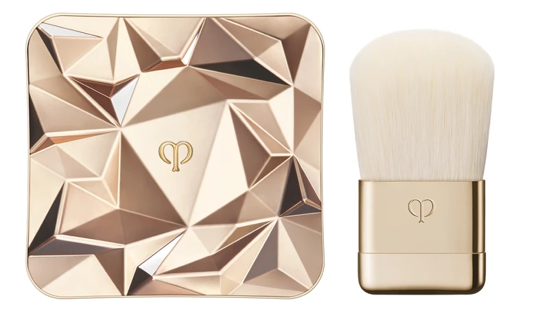 肌膚之鑰精質光耀幻妍餅外盒與內附刷具。 肌膚之鑰精質光耀幻妍餅外盒與內附刷具。