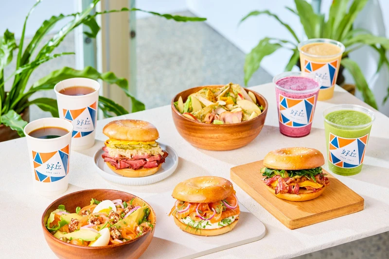 ▲▼好丘推出全新「真食系列菜單」,煙燻鮭魚貝果堡相當受歡迎。(圖/好丘提供) ▲▼好丘推出全新「真食系列菜單」,煙燻鮭魚貝果堡相當受歡迎。(圖/好丘提供)