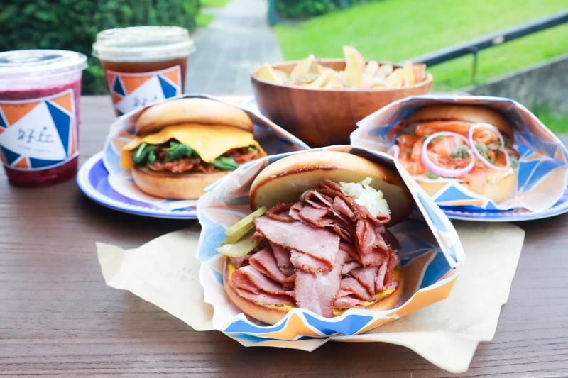 ▲▼波浪培根起司堡、魯本煙燻牛肉堡、煙燻鮭魚乳酪堡與沙拉,讓整個夏季更清爽。(圖/好丘提供) ▲▼波浪培根起司堡、魯本煙燻牛肉堡、煙燻鮭魚乳酪堡與沙拉,讓整個夏季更清爽。(圖/好丘提供)