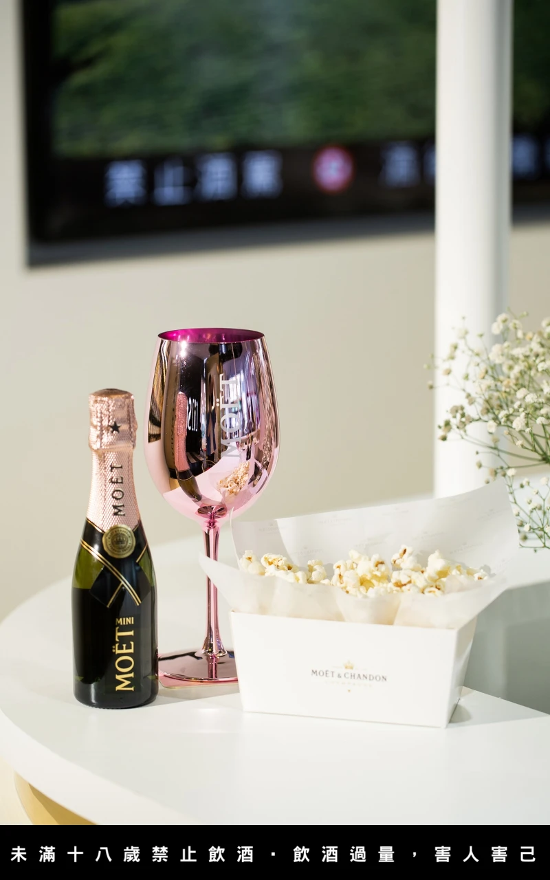 酩悅粉紅迷你香檳Mini Moet Rose，贈松露爆米花一份，售價800元。