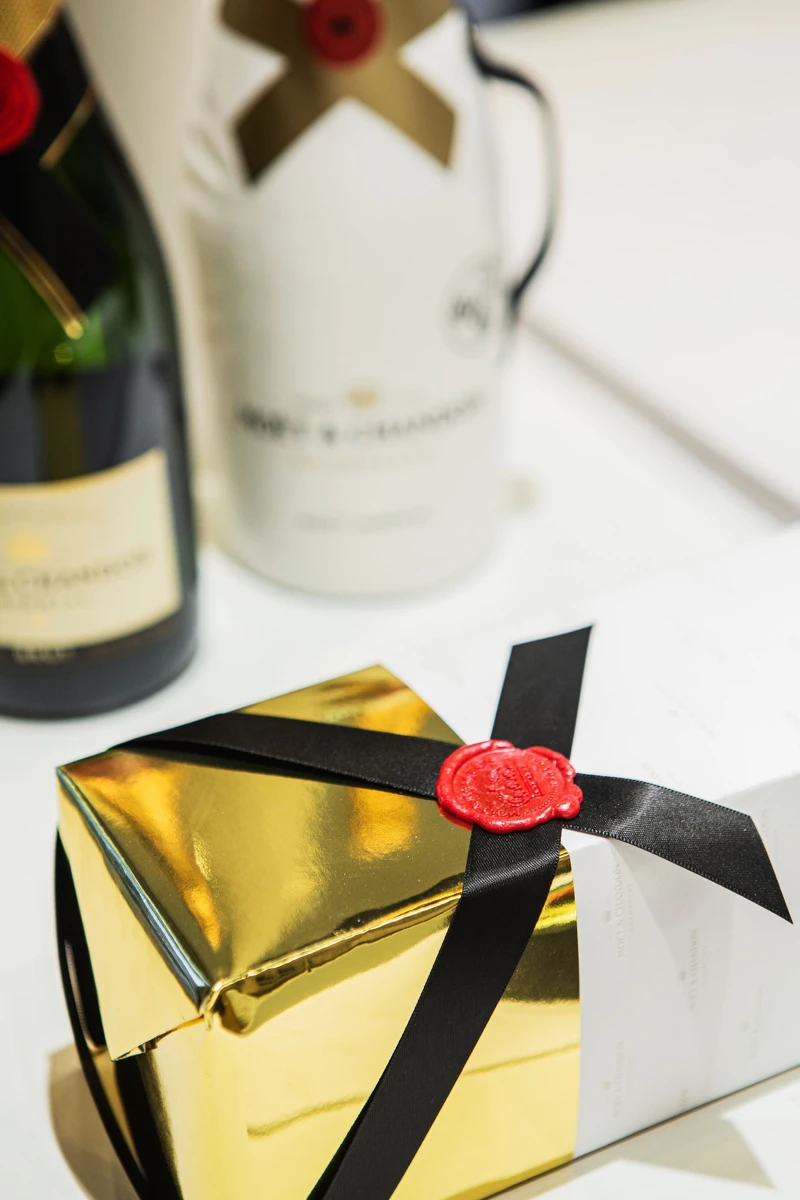 象徵王室尊貴的紅色封蠟服務。