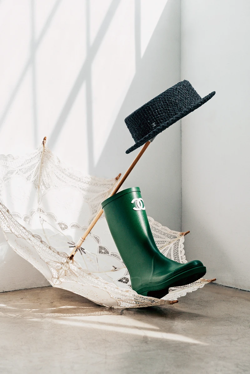 黑色斜紋軟呢紳士帽、綠色長靴,both by CHANEL。 黑色斜紋軟呢紳士帽、綠色長靴,both by CHANEL。