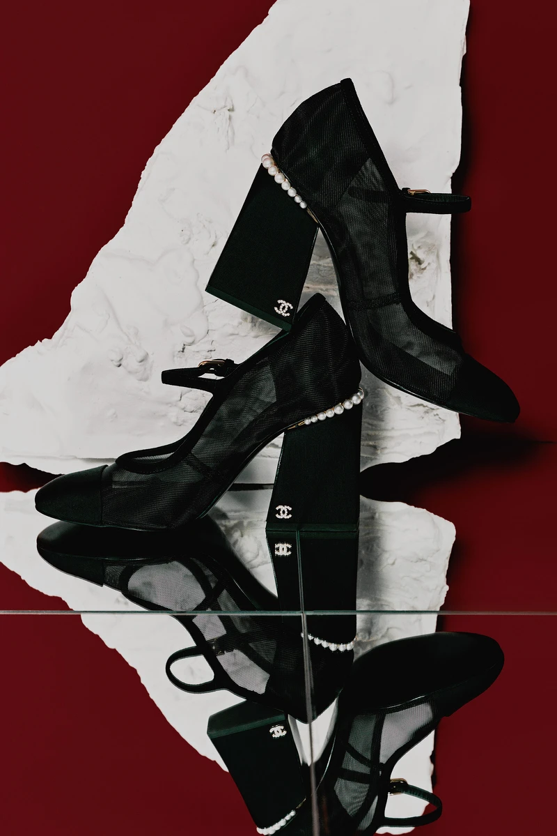 黑色紗網珍珠瑪莉珍鞋,CHANEL。 黑色紗網珍珠瑪莉珍鞋,CHANEL。