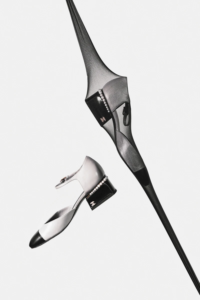 灰色皮革珍珠雙色涼鞋,CHANEL。 灰色皮革珍珠雙色涼鞋,CHANEL。