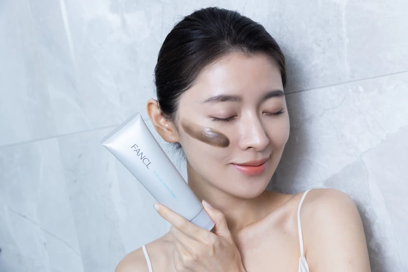 FANCL毛孔淨化潔膚泥膠質地示意。 FANCL毛孔淨化潔膚泥膠質地示意。