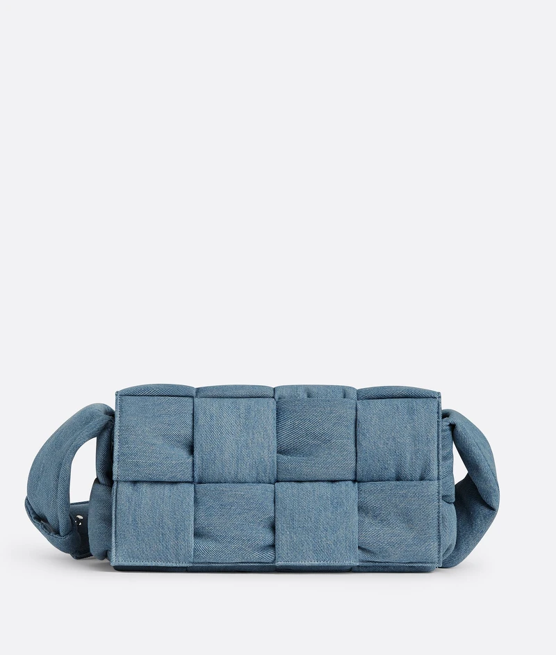 Bottega Veneta PADDED CASSETTE 水洗丹寧斜背包，NT63,900。