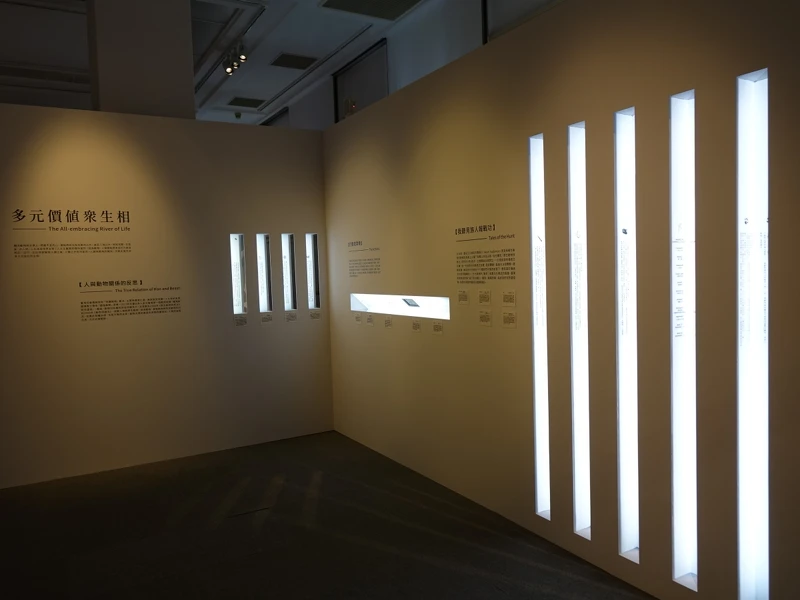 多元價值眾生相使用鏡面反射的手法展示。