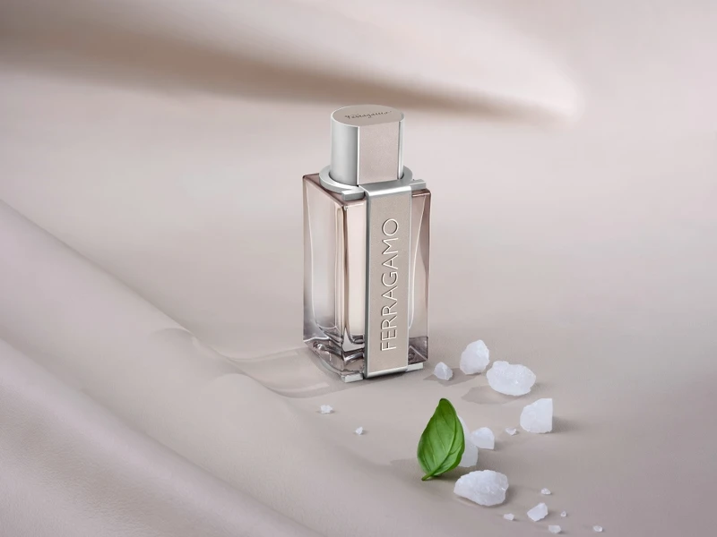 Salvatore Ferragamo BRIGHT LEATHER菲常風格男性淡香水產品情境圖。