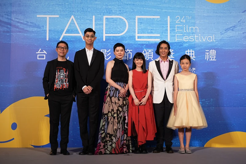 《美國女孩》劇組,左起林書宇(監製)、苗華川(製片)、阮鳳儀(導演_編劇)、方郁婷(女主角_新演員)、莊凱勛(男配角)、林品彤(新演員) 《美國女孩》劇組,左起林書宇(監製)、苗華川(製片)、阮鳳儀(導演_編劇)、方郁婷(女主角_新演員)、莊凱勛(男配角)、林品彤(新演員)