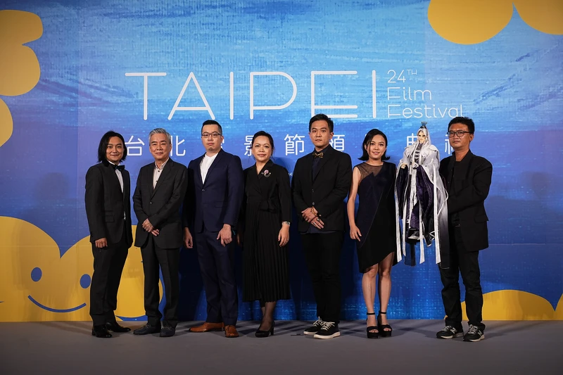 《素還真》劇組,左起黃亮勛(監製)、黃強華(導演)、陳有豐(造型)、施玉娟(造型)、丁子秦(視覺特效)、黃政嘉(品牌總監)、蕭儀村(素還真操偶師) 《素還真》劇組,左起黃亮勛(監製)、黃強華(導演)、陳有豐(造型)、施玉娟(造型)、丁子秦(視覺特效)、黃政嘉(品牌總監)、蕭儀村(素還真操偶師)