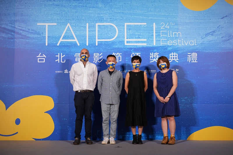 《神人之家》劇組,左起盧盈良(導演)、陳璽文(監製)、黃懿齡(剪輯)、許志遠(配樂) 與劇組人員。 《神人之家》劇組,左起盧盈良(導演)、陳璽文(監製)、黃懿齡(剪輯)、許志遠(配樂) 與劇組人員。