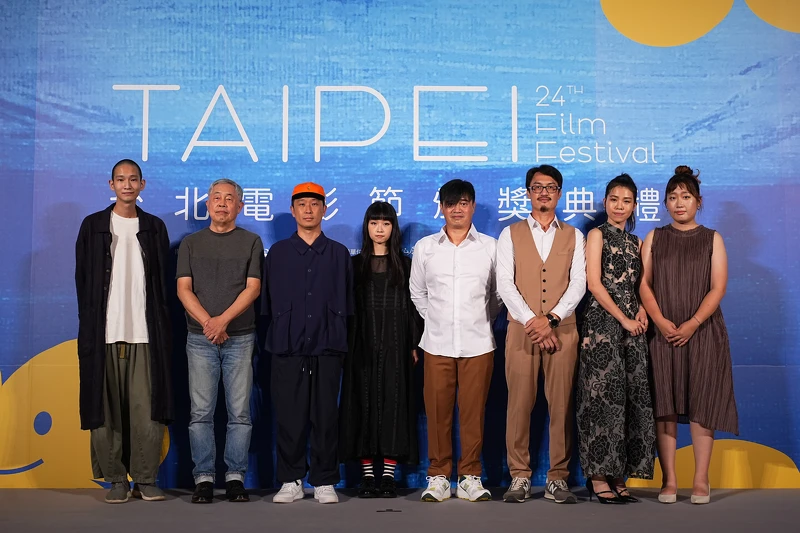 《詠晴》劇組,左起張誌騰(導演)、杜篤之(聲音設計)、周宜賢(攝影)、杜亦晴(聲音設計)、陳宗錦(傑出技術-風雨效果)、陳茂榮(風雨效果助理)、林儀芬(製片)、周嘉儀(製片) 《詠晴》劇組,左起張誌騰(導演)、杜篤之(聲音設計)、周宜賢(攝影)、杜亦晴(聲音設計)、陳宗錦(傑出技術-風雨效果)、陳茂榮(風雨效果助理)、林儀芬(製片)、周嘉儀(製片)