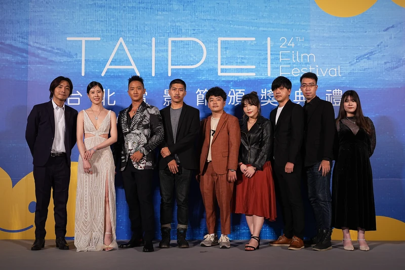 《咒》劇組,左起柯孟融(導演)、蔡亘晏(女主角)、高英軒(男配角)、陳克勤(攝影)、陳若宇(美術設計)、王聖鷹、盧冠松、謝孟成、林品岑(視覺效果) 《咒》劇組,左起柯孟融(導演)、蔡亘晏(女主角)、高英軒(男配角)、陳克勤(攝影)、陳若宇(美術設計)、王聖鷹、盧冠松、謝孟成、林品岑(視覺效果)