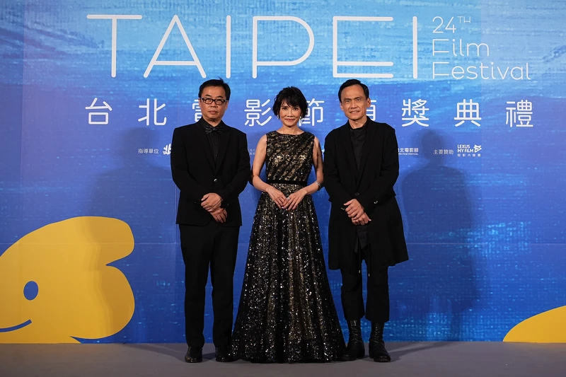 《修行》劇組,左起錢翔(導演)、陳湘琪(女主角)、陳以文(男主角) 《修行》劇組,左起錢翔(導演)、陳湘琪(女主角)、陳以文(男主角)