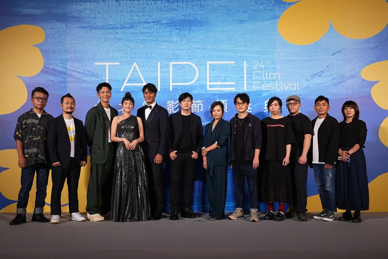 《月老》劇組,左起盧維君(影片代表)、九把刀(柯景騰)(導演_編劇)、柯震東(男主角)、王淨(頒獎人)、馬志翔(男配角)、侯志堅(配樂)、王誌成(美術設計)、林欣宜(造型設計)、嚴振欽(視覺效果)、陳彥君、陳晏平(視覺效果)、蕭百宸(傑出技術-特效化妝)、劉顯嘉(傑出技術-特效化妝) 《月老》劇組,左起盧維君(影片代表)、九把刀(柯景騰)(導演_編劇)、柯震東(男主角)、王淨(頒獎人)、馬志翔(男配角)、侯志堅(配樂)、王誌成(美術設計)、林欣宜(造型設計)、嚴振欽(視覺效果)、陳彥君、陳晏平(視覺效果)、蕭百宸(傑出技術-特效化妝)、劉顯嘉(傑出技術-特效化妝)