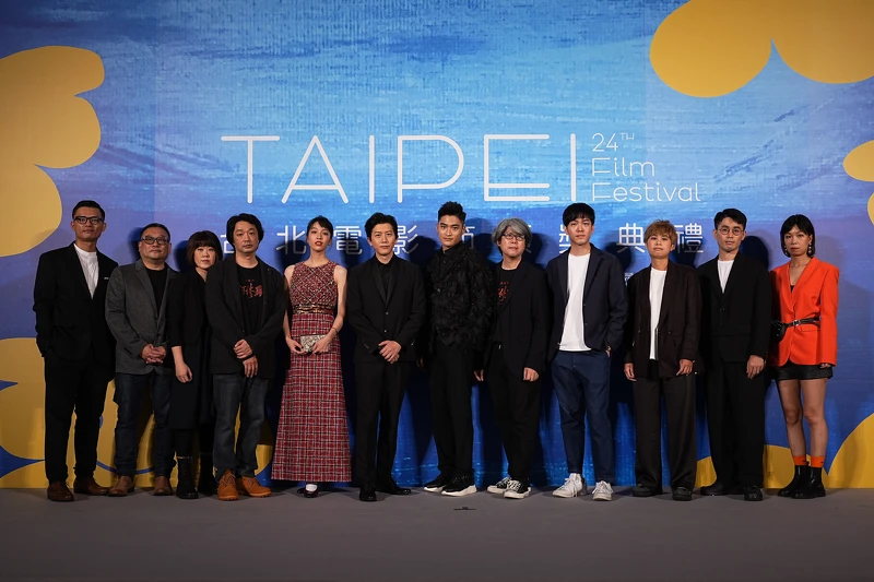 《該死的阿修羅》劇組,左起劇組人員、陳芯宜(編劇_剪輯)、樓一安(導演_編劇_剪輯)、王渝萱(女配角)、莫子儀(男配角)、潘綱大(男配角)、陳曉東(剪輯)、秦旭章(配樂)、蔡佳穎(配樂)、川流(配樂)、楊立佳(造型設計) 《該死的阿修羅》劇組,左起劇組人員、陳芯宜(編劇_剪輯)、樓一安(導演_編劇_剪輯)、王渝萱(女配角)、莫子儀(男配角)、潘綱大(男配角)、陳曉東(剪輯)、秦旭章(配樂)、蔡佳穎(配樂)、川流(配樂)、楊立佳(造型設計)