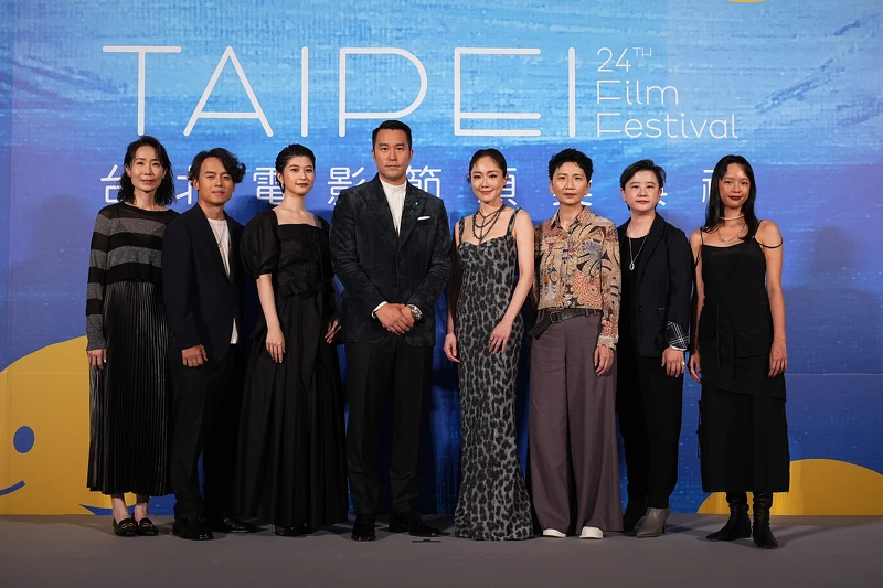 《童話.世界》劇組,左起麻生汶(製片人)、唐福睿(導演_編劇)、江宜蓉(女主角)、張孝全(男主角)、尹馨(女配角)、雷震卿(剪輯)、洪逸敏(出品公司)、王渝屏(演員) 《童話.世界》劇組,左起麻生汶(製片人)、唐福睿(導演_編劇)、江宜蓉(女主角)、張孝全(男主角)、尹馨(女配角)、雷震卿(剪輯)、洪逸敏(出品公司)、王渝屏(演員)